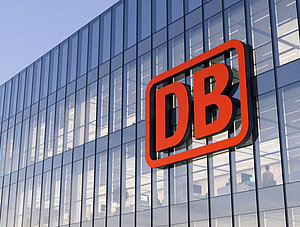 Logo der Deutschen Bahn an DB-Zentrale 