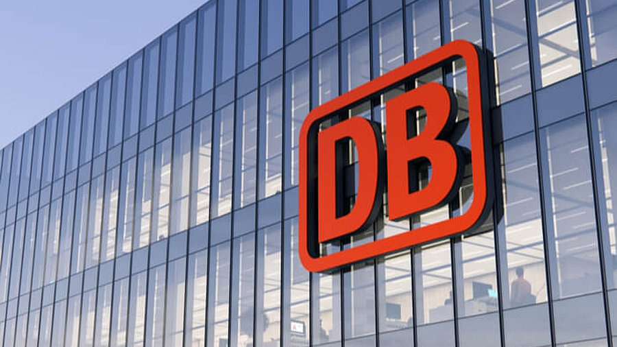 Logo der Deutschen Bahn an DB-Zentrale 