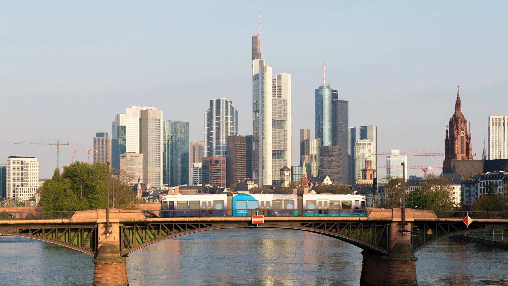 Straßenbahn vor der Frankfurter Skyline