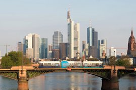 Straßenbahn vor der Frankfurter Skyline