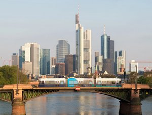 Straßenbahn vor der Frankfurter Skyline