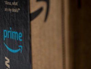 Amazon-Paket mit Prime-Logo