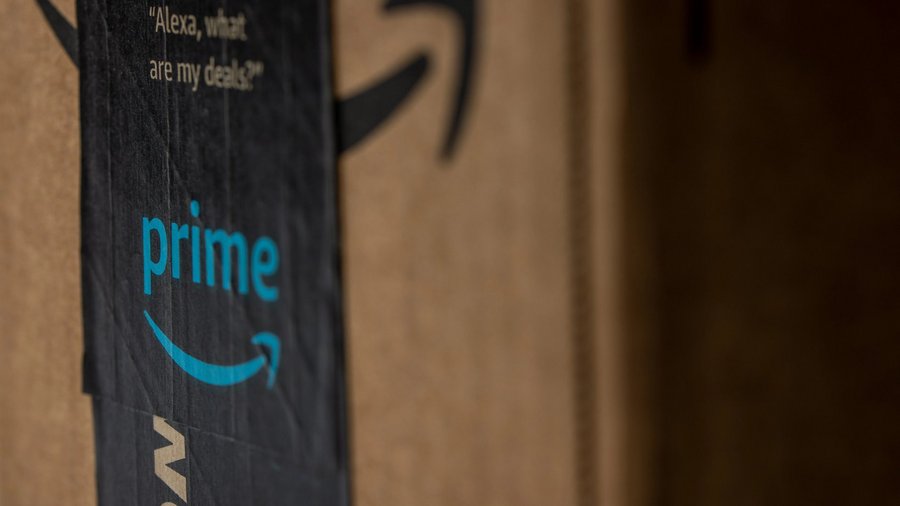 Amazon-Paket mit Prime-Logo