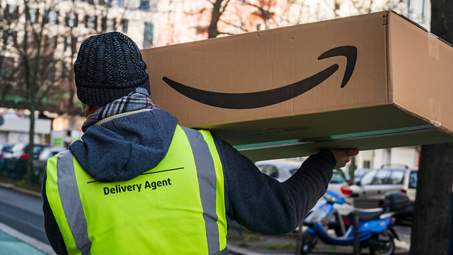 Fahrer mit Amazon_Paket