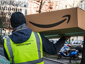 Fahrer mit Amazon_Paket