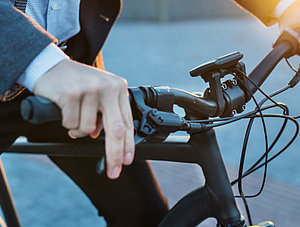 Mann im Anzug auf Fahrrad