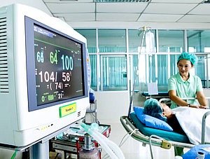 Arzt und Patient im Zimmer mit Monitor