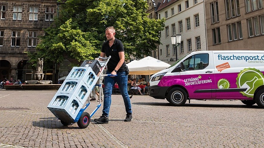 Flaschenpost Mitarbeiter und Wagen