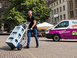 Flaschenpost Mitarbeiter und Wagen