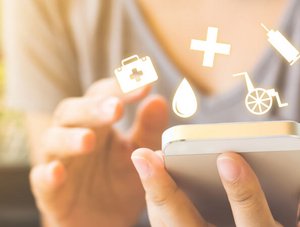 Digitale Gesundheitssymbole rund um ein Smartphone