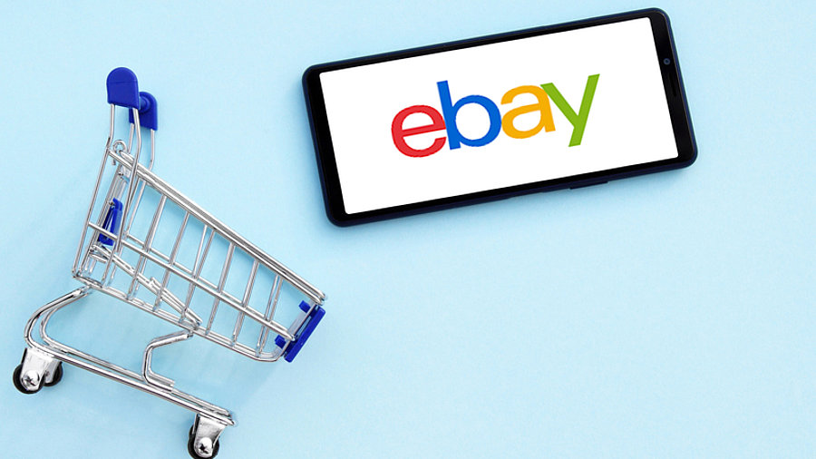 Einkaufwagen und Ebay-Logo auf Smartphone