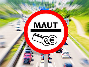 Mautschild vor Autobahn