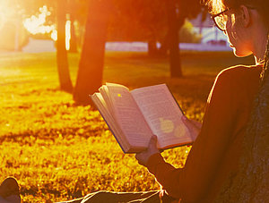 Frau mit Buch im Park