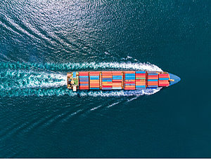 Schiff mit vielen Containern auf dem Meer