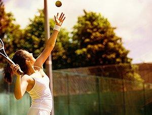 Lady macht Aufschlag beim Tennis