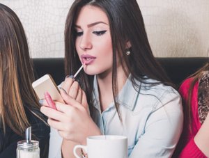 3 Frauen schminken sich