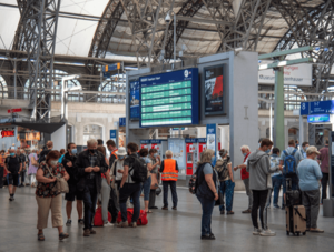 Bahnreisende am Hauptbahnhof Dresden