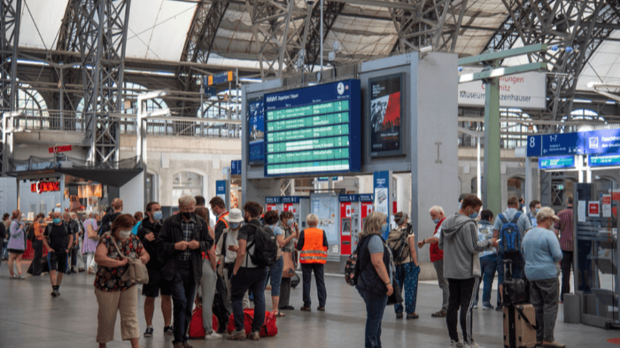 Bahnreisende am Hauptbahnhof Dresden