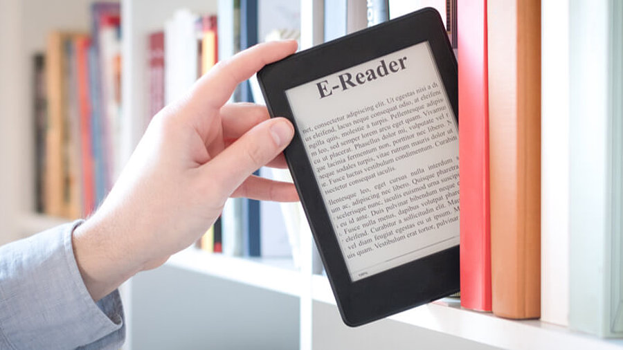 E-Book-Reader wird aus B&uuml;cherregal genommen.