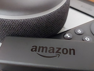 Verschiedene Geräte von Amazon: Fire, Kindle und Echo