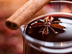 Gl&uuml;hwein im Glas mit Zimtstange