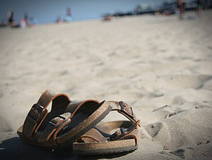 Birkenstock-Sandalen am Strand