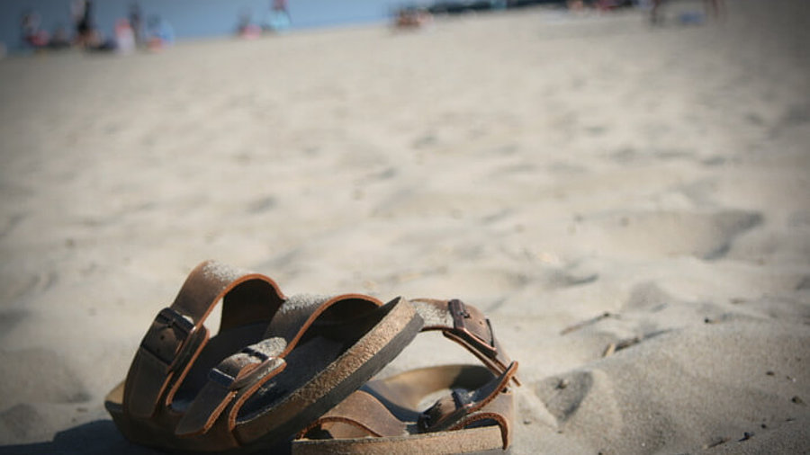 Birkenstock-Sandalen am Strand