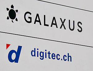 Schild mit dem Logo des Schweizer Online-H&auml;ndlers Galaxus