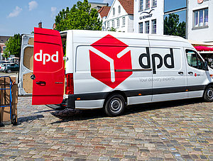 DPD Zustellauto und Paket