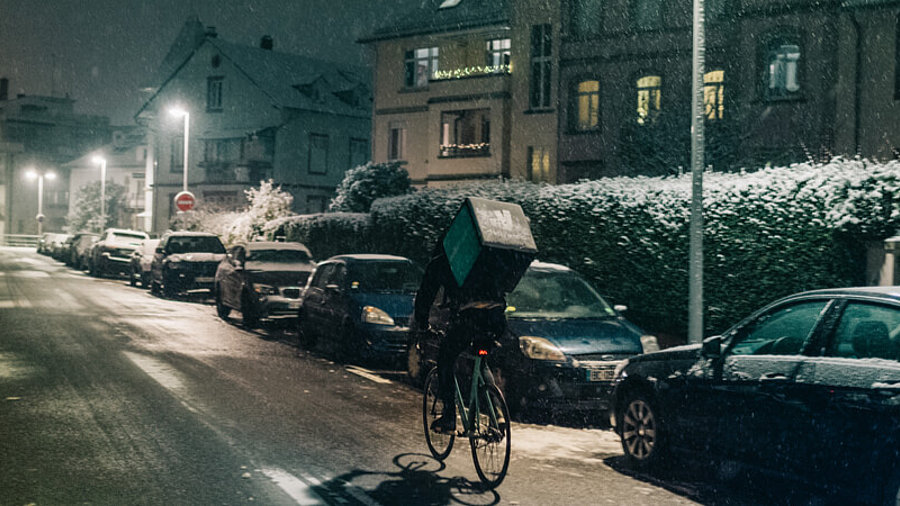 Deliveroo-Fahrer bei Nacht