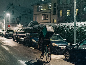 Deliveroo-Fahrer bei Nacht