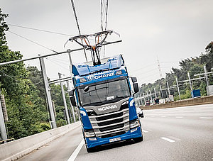 Scania R 450 Hybrid während der Fahrt