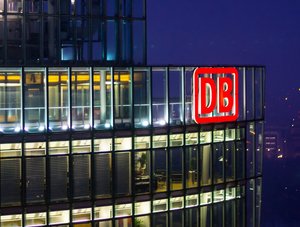 Deutsche Bahn Logo an Gebäude bei Nacht.