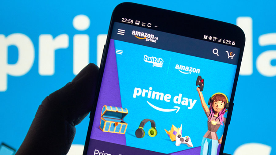 Logo des Amazon Prime Day auf einem Smartphone