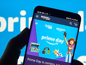 Logo des Amazon Prime Day auf einem Smartphone