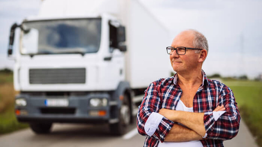 Fahrer vor Lkw