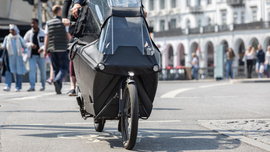 Cargo-Bike fährt auf Straße