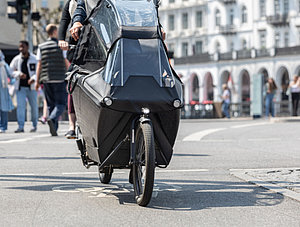 Cargo-Bike fährt auf Straße