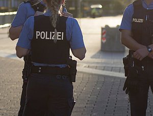 Polizisten bei einem Einsatz