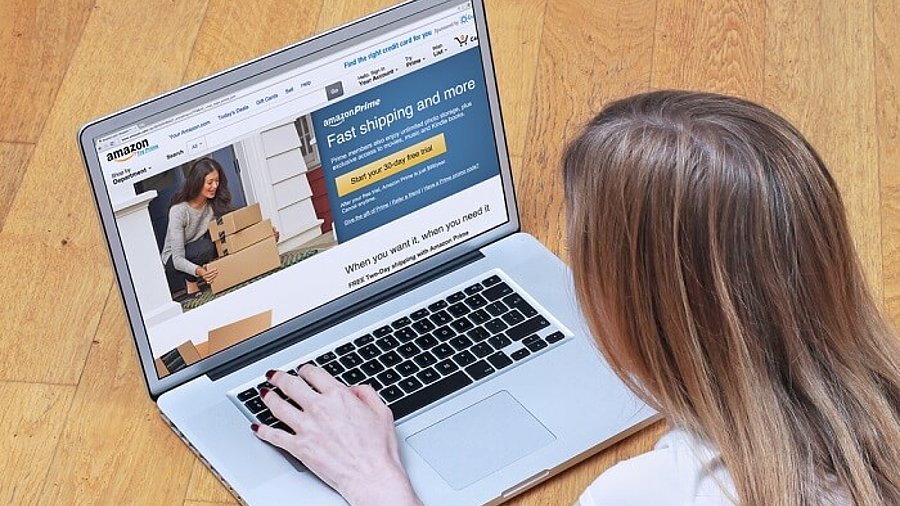 Frau an Laptop, Amazon Website geöffnet 