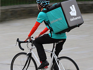 Fahrer von Deliveroo auf Fahrrad