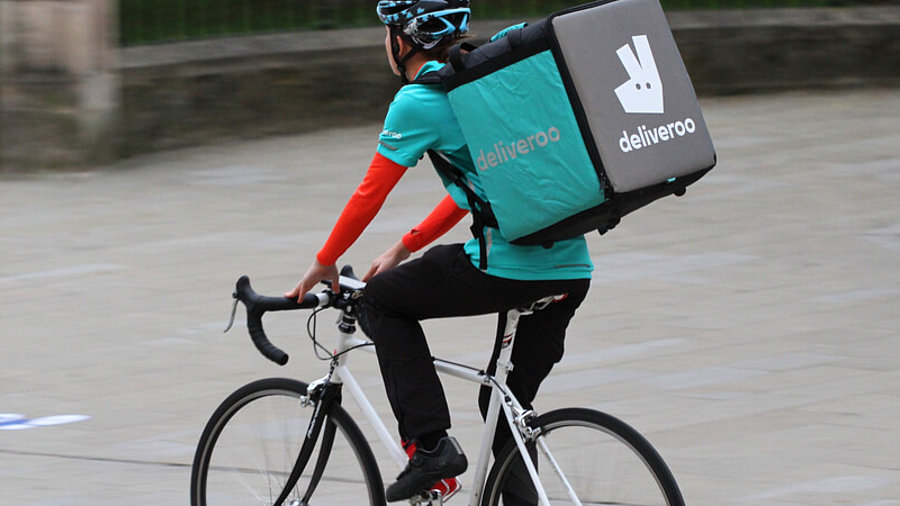 Fahrer von Deliveroo auf Fahrrad