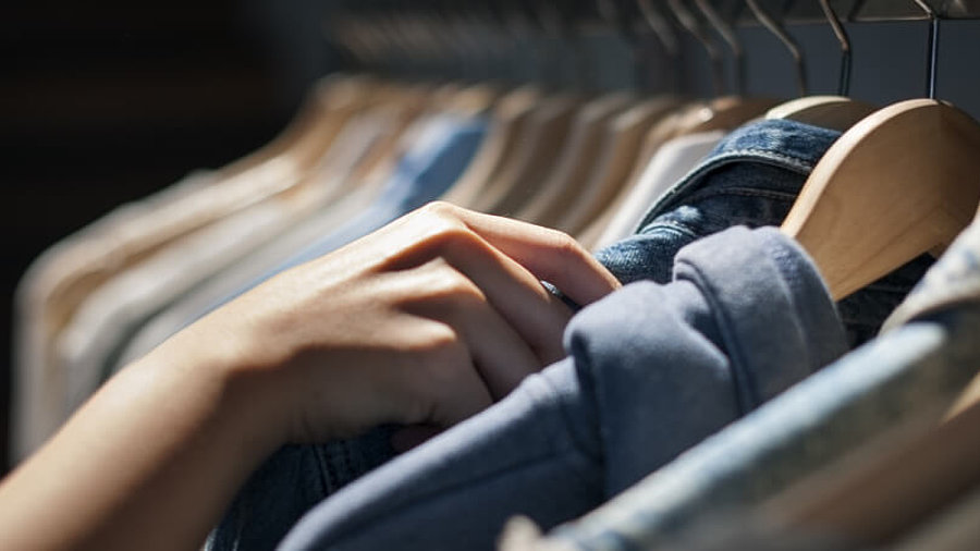 Hand greift nach einer Jacke