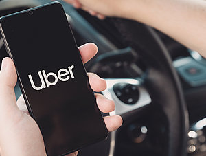 Autofahrer mit Uber auf Smartphone