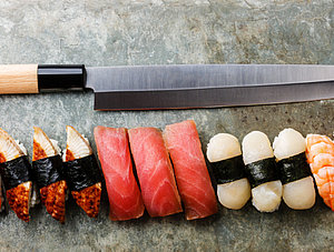 Japanisches Messer neben Sushi