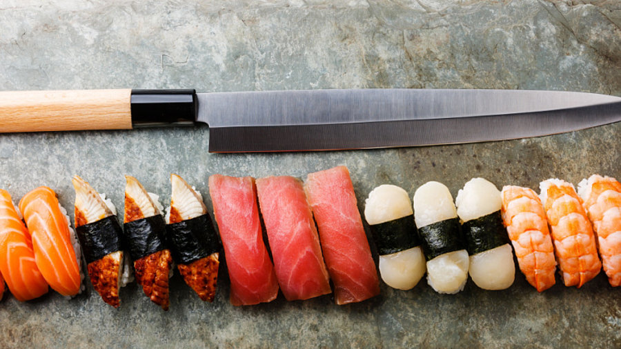 Japanisches Messer neben Sushi