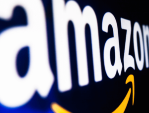 Amazon-Logo auf schwarzem Grund