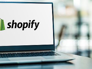 Shopfiy-Logo auf Laptop