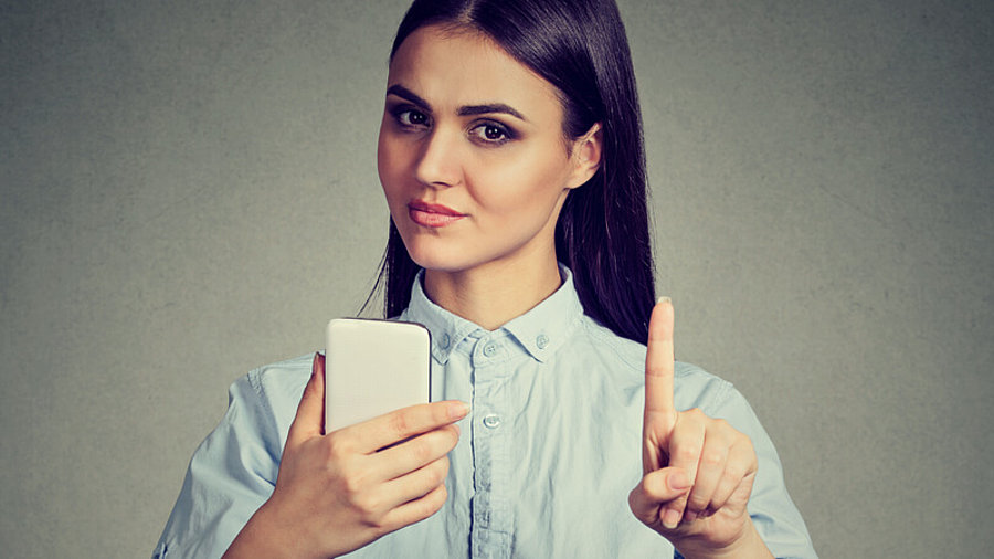 Frau mit Smartphone