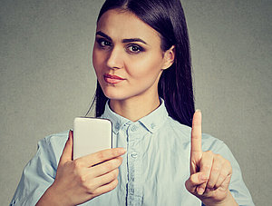 Frau mit Smartphone